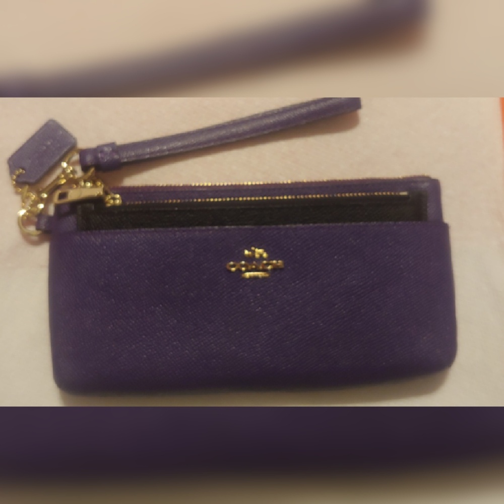 Coach 52334 zippy pop up wristlet